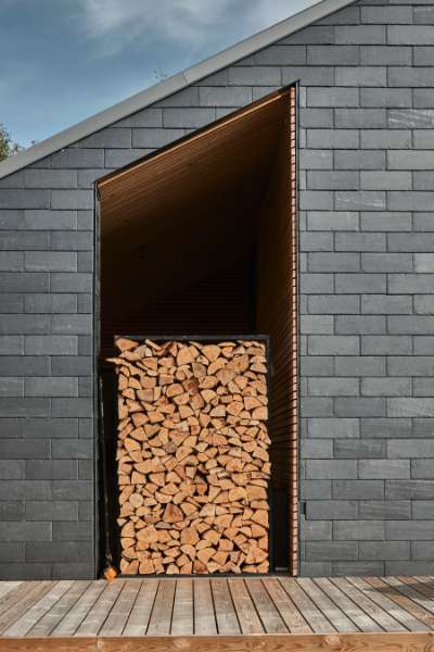 Skiffer, træ og stålprofiler i stilskabende symmetri, Mågevej 11, 4040 Jyllinge